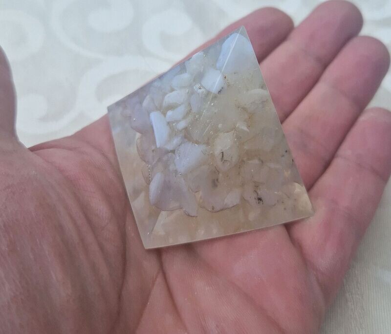 ​​Kleine Pyramide mit Achat weiss