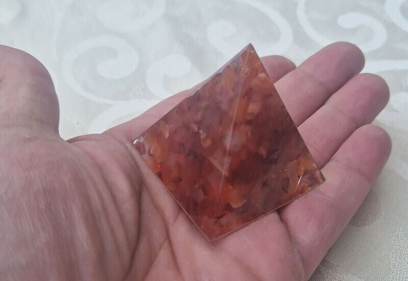 ​​​​​​​Kleine Pyramide mit Karneol