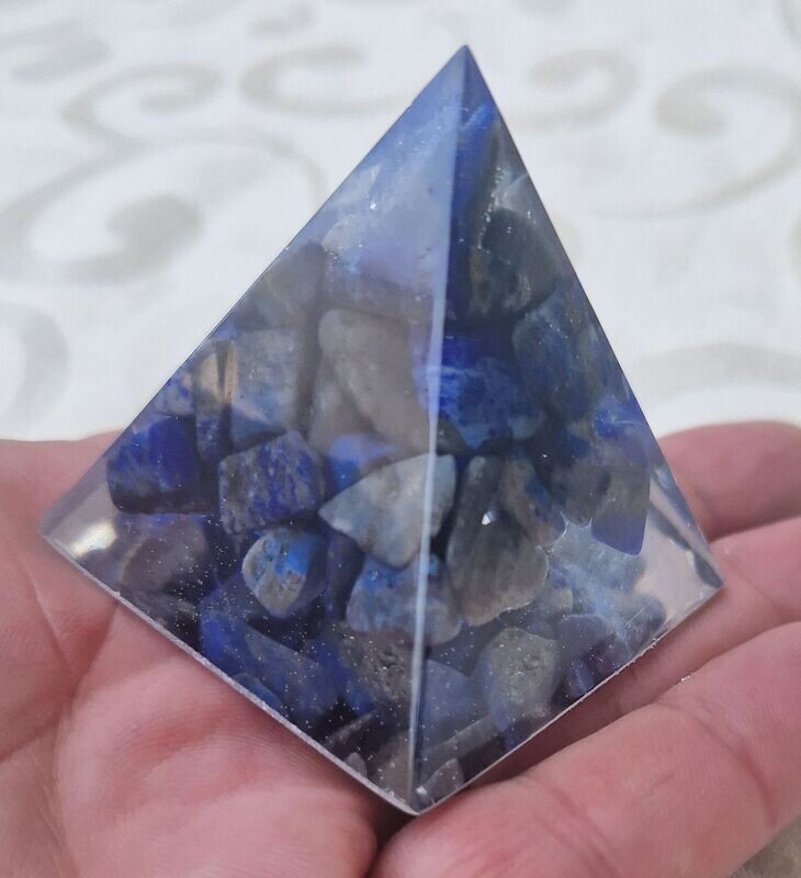 ​Kleine Pyramide mit Lapislazuli
