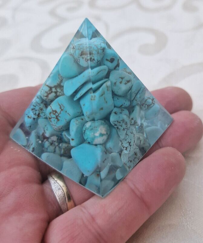 ​Kleine Pyramide mit Türkenit