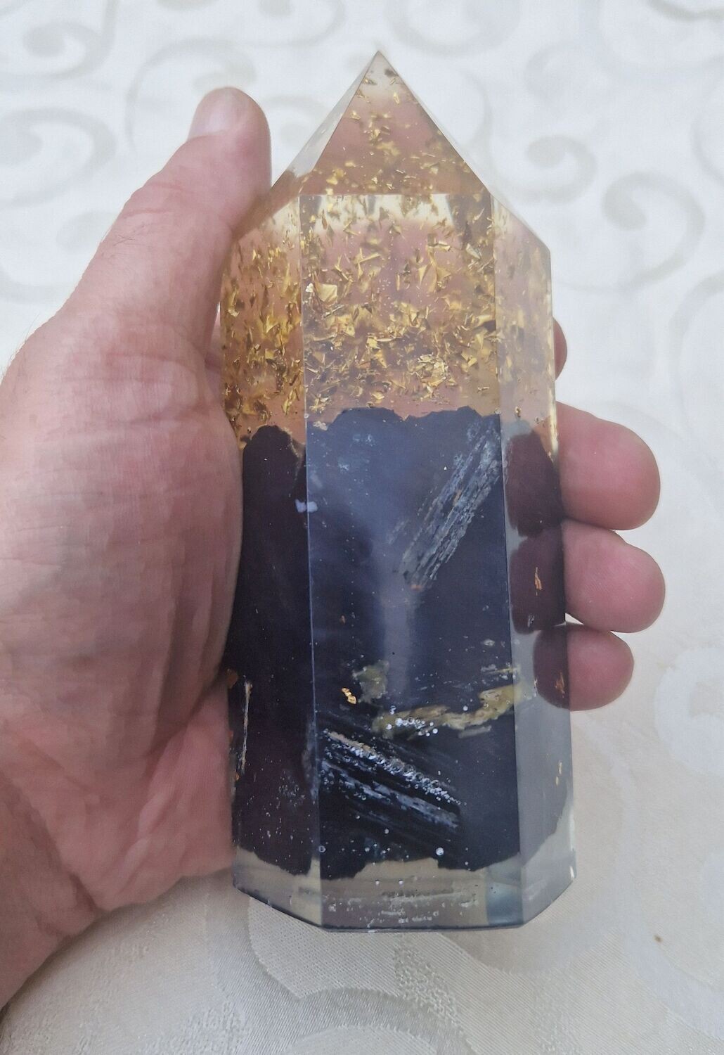 ​Orgonit Obelisk - Turm - Turmalin Rohsteine - mit goldfarbenem Schlagmetall - 15 cm