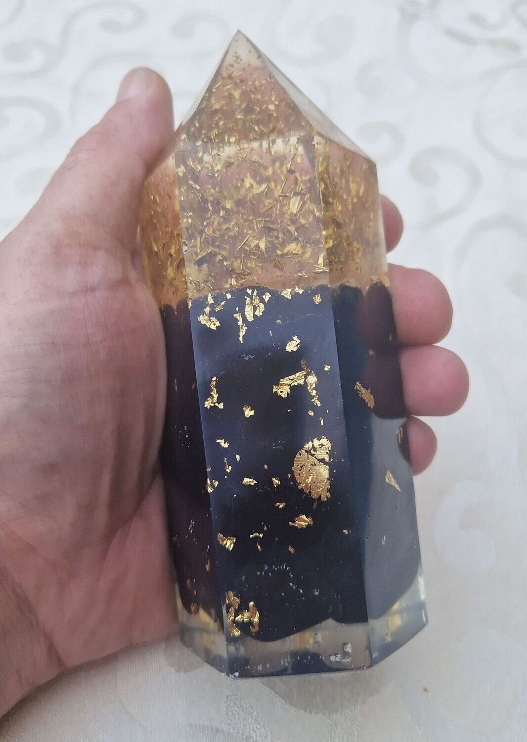 ​Orgonit Obelisk - Turm - Turmalin Trommelsteine - mit goldfarbenem Schlagmetall - 15 cm