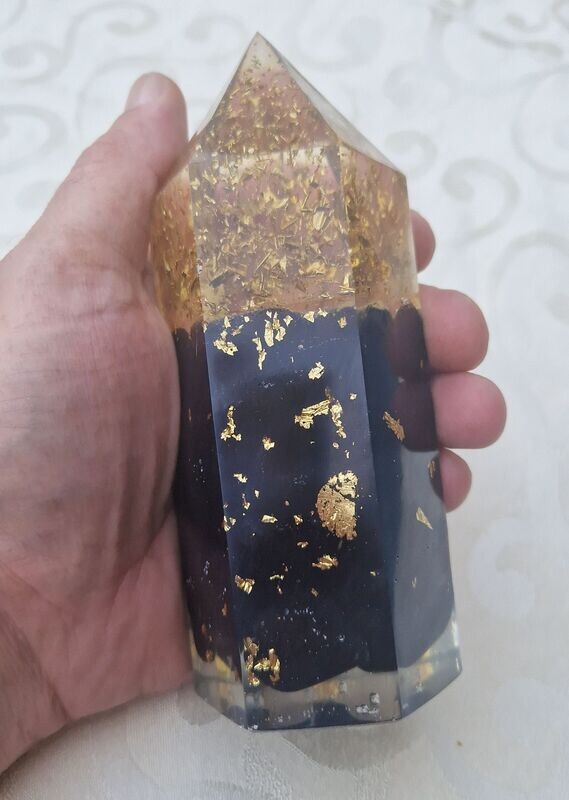 ​Orgonit Obelisk - Turm - Turmalin Trommelsteine - mit goldfarbenem Schlagmetall - 15 cm