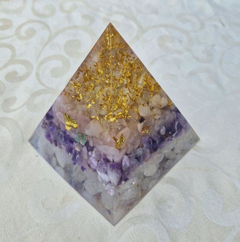 ​Orgonit Pyramide - "Das goldene Dreieck" - Bergkristall, Amethyst und Rosenquarz mit goldfarbenem Schlagmetall