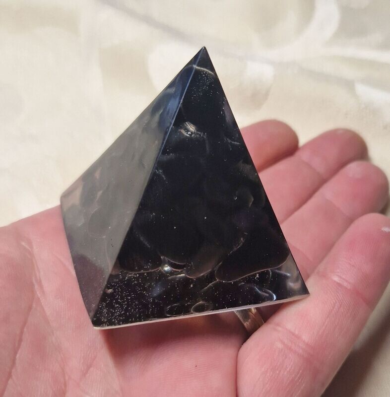​Kleine Pyramide mit Onyx