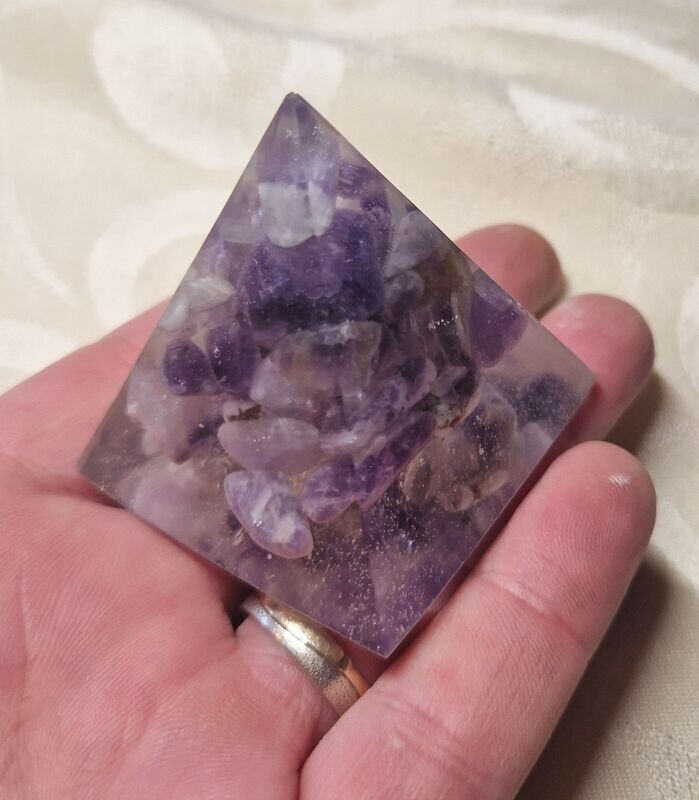 ​​Kleine Pyramide mit Amethyst