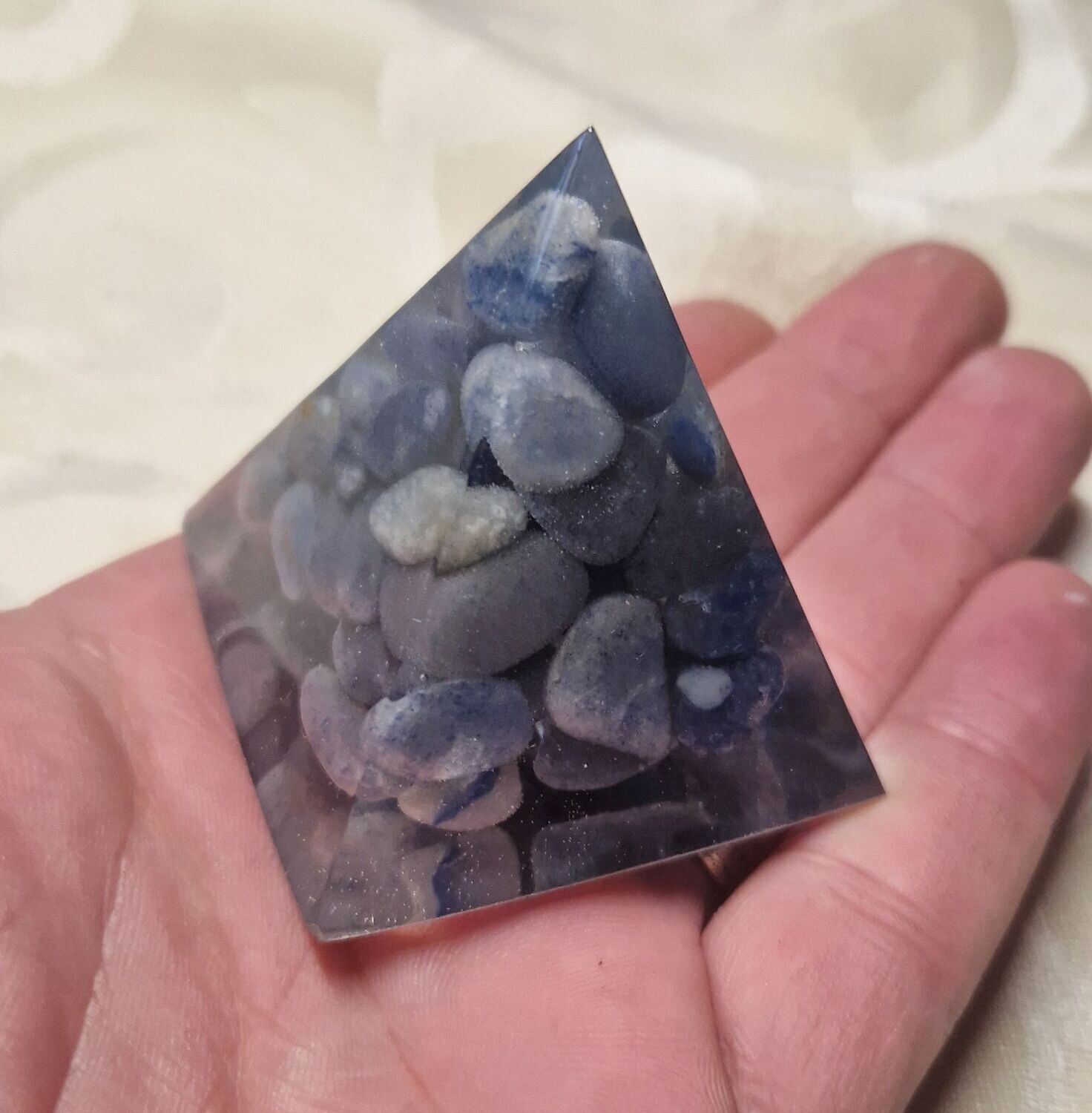 ​Kleine Pyramide mit Blauquarz