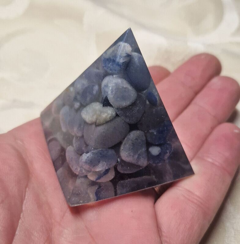 ​Kleine Pyramide mit Blauquarz