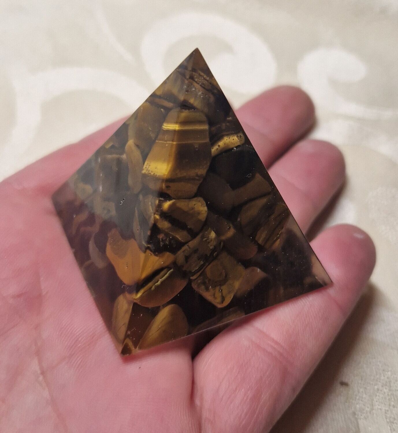 ​​​Kleine Pyramide mit Tigerauge