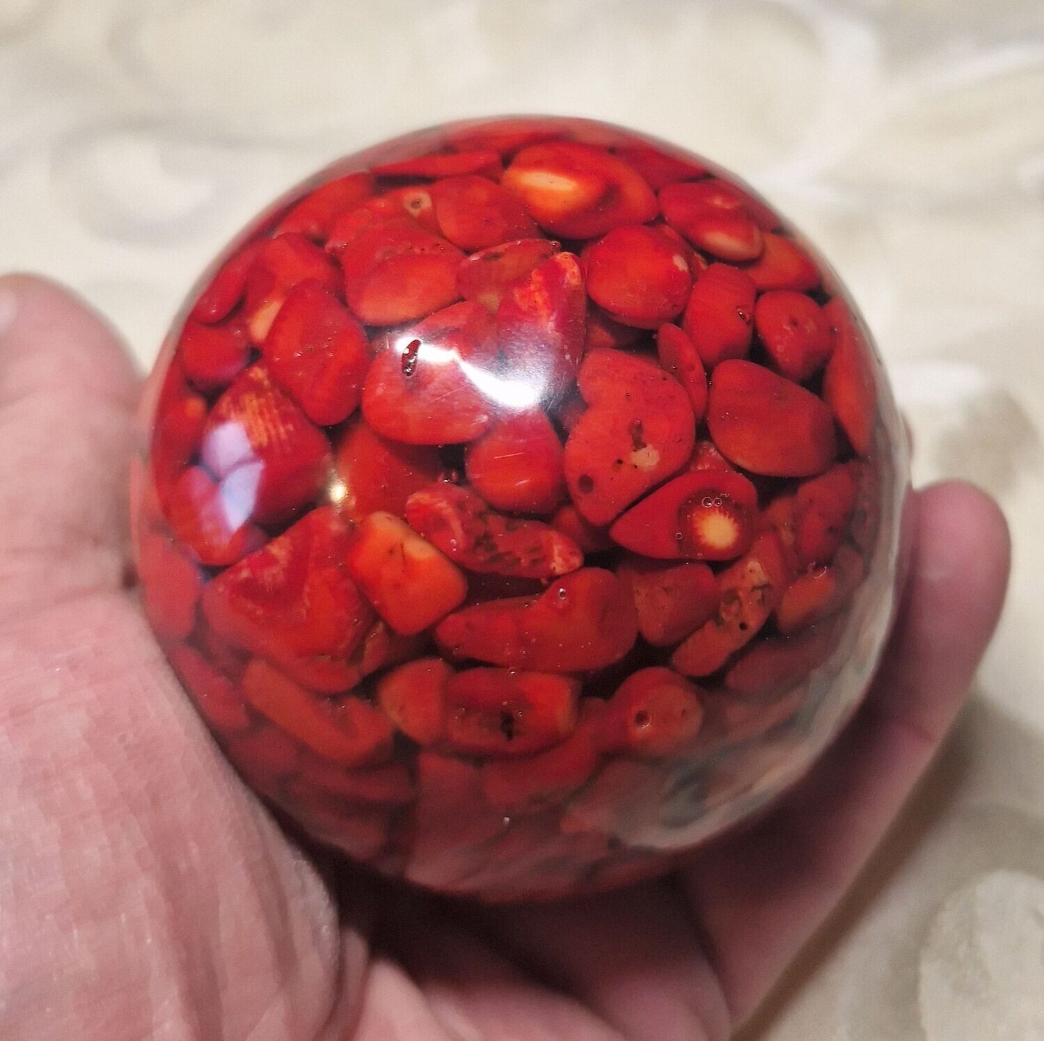 Orgonit Kugel mit roten Korallen - ca. 8,5 cm