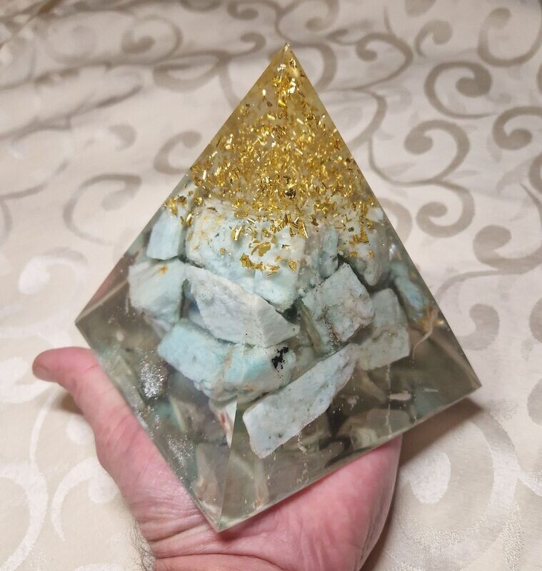 ​Orgonit Pyramide - Amazonit Rohsteine - mit goldfarbenem Schlagmetall