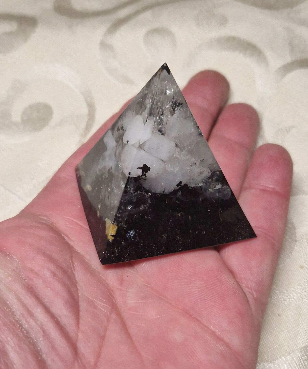 ​Kleine Pyramide mit Bergkristall und Turmalin