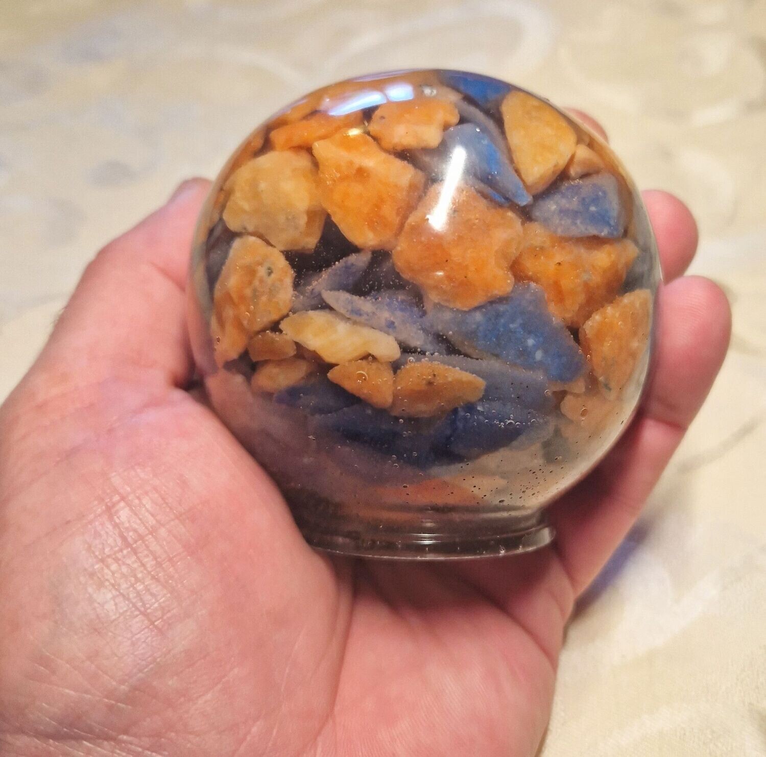​Orgonit Kugel mit orangenem Calcid und Blauquarz Rohsteinen ca. 8,5 cm