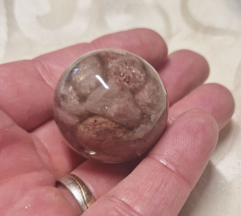 ​Orgonit Kugel mit Erdbeerquarz - ca. 3,5 cm
