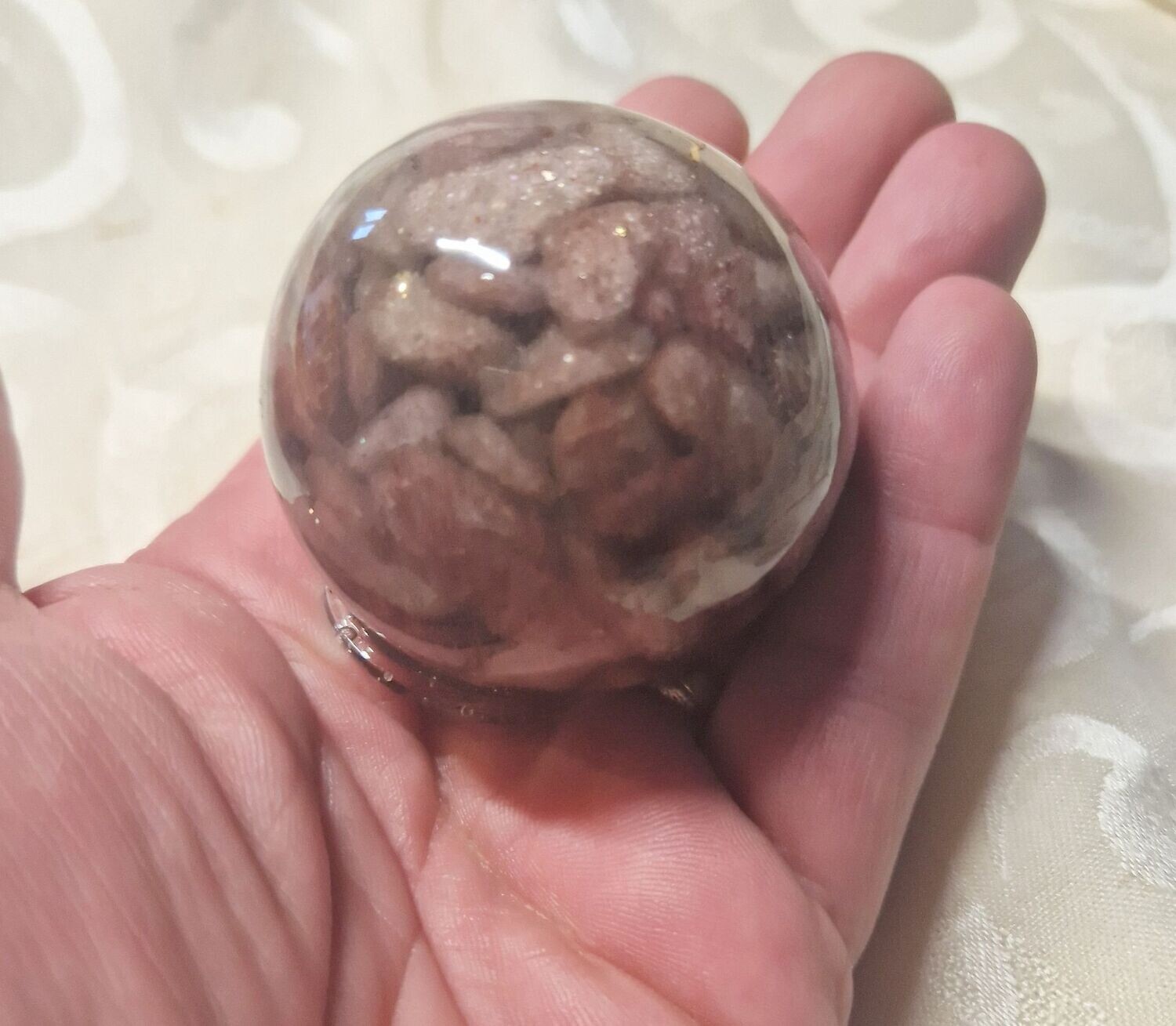 ​Orgonit Kugel mit Erdbeerquarz - ca. 5,5 cm