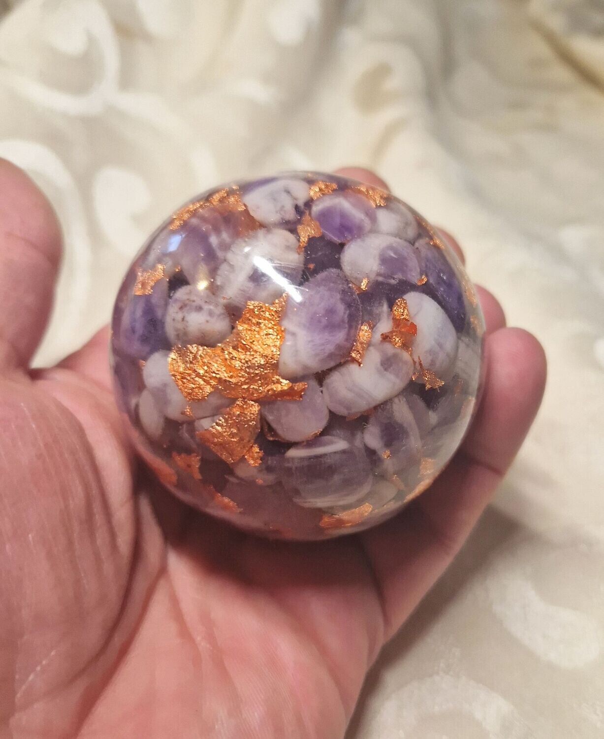 Orgonit Kugel mit Amethyst und kupferfarbenem Schlagmetall - ca. 6,5 cm