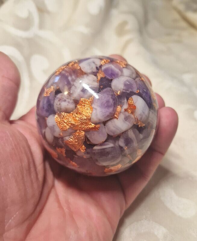 Orgonit Kugel mit Amethyst und kupferfarbenem Schlagmetall - ca. 6,5 cm