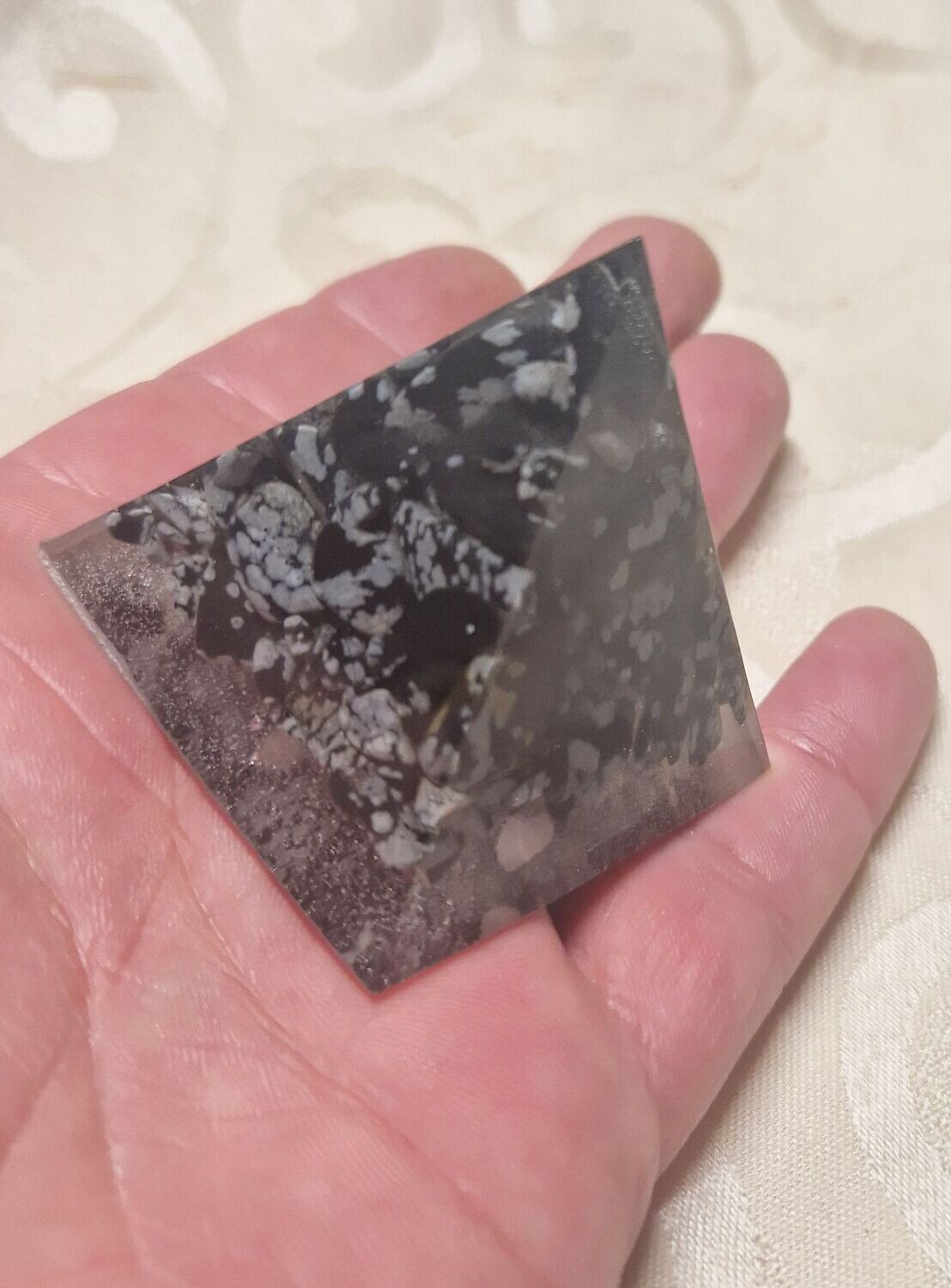 ​Kleine Pyramide mit Schneeflocken-Obsidian