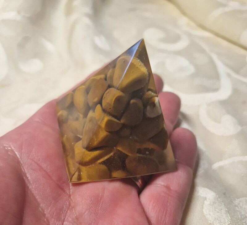 ​Kleine Pyramide mit Jaspis gelb