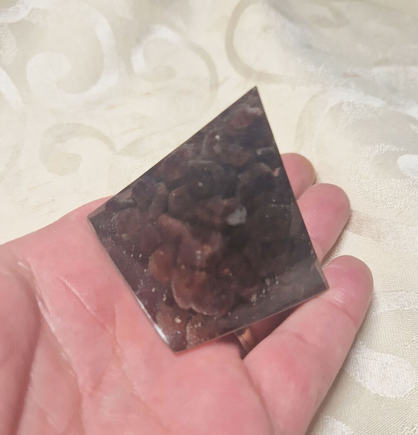 ​Kleine Pyramide mit Granat