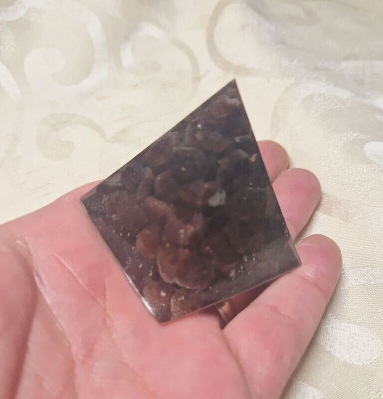 ​Kleine Pyramide mit Granat