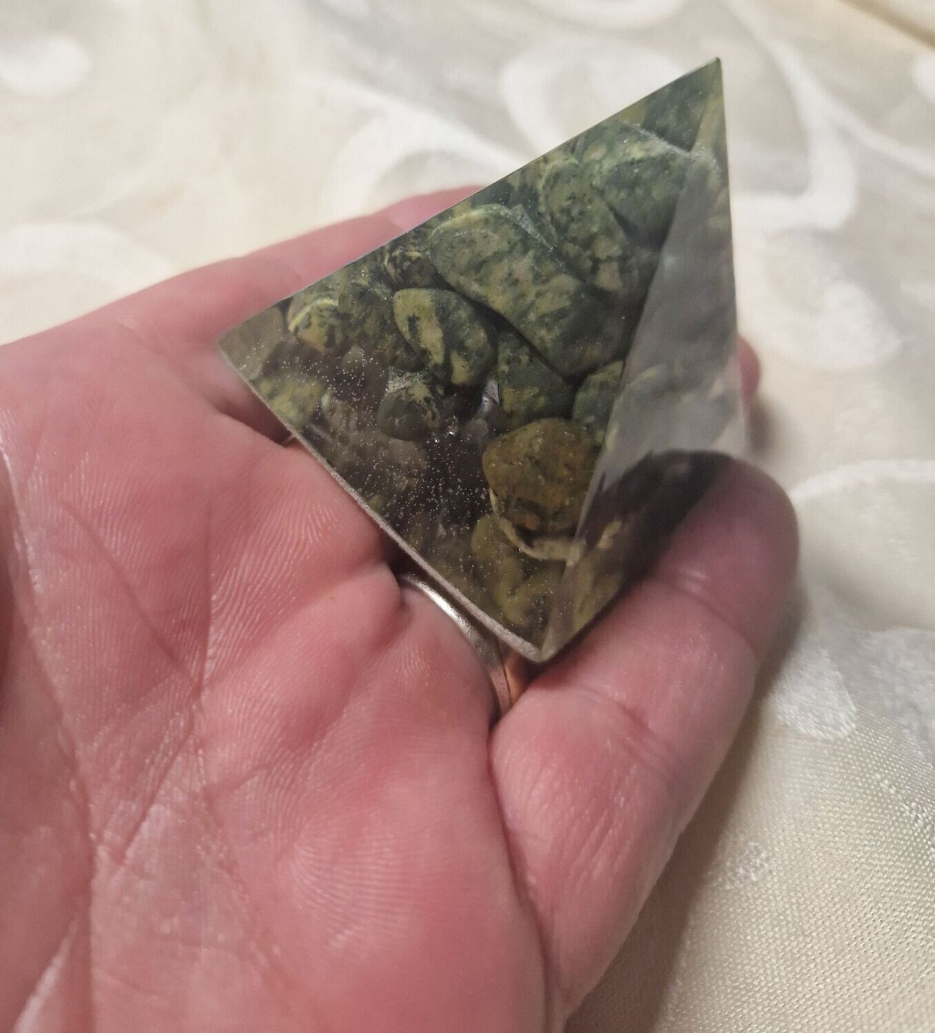 ​Kleine Pyramide mit Nephrit Jade