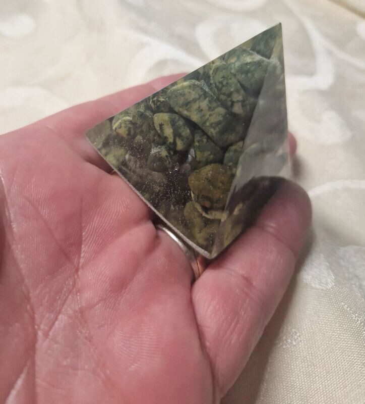 ​Kleine Pyramide mit Nephrit Jade