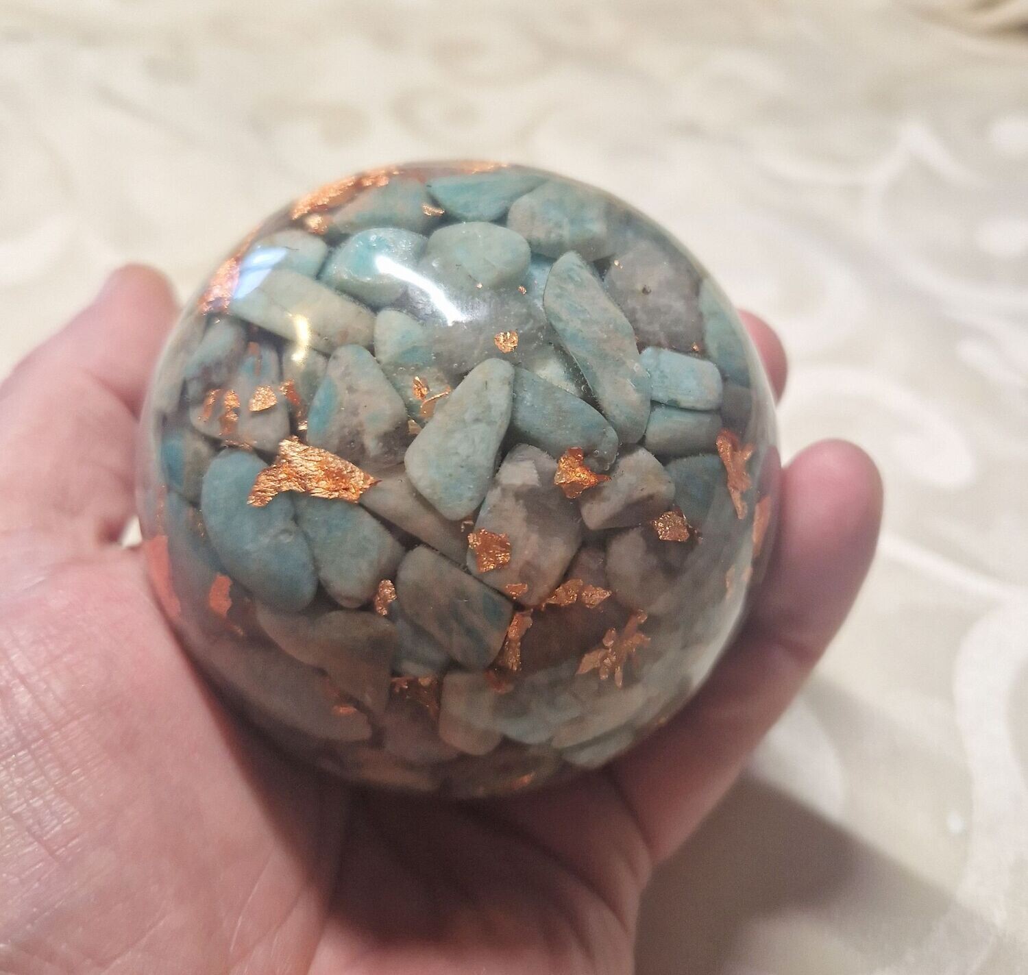 ​​​​​Orgonit Kugel mit Amazonit - mit kupferfarbenem Schlagmetall - ca. 8,5 cm