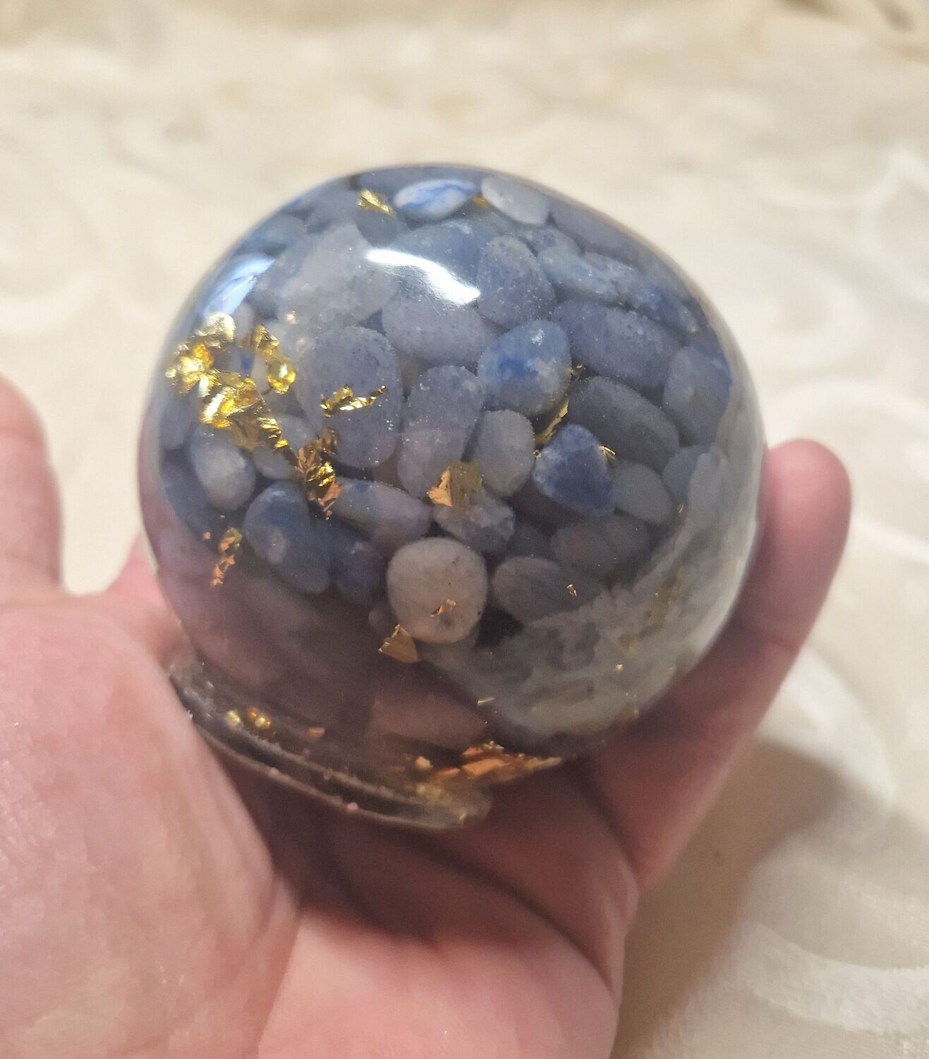 ​Orgonit Kugel mit Quarz blau - mit goldfarbenem Schlagmetall - ca. 8,5 cm