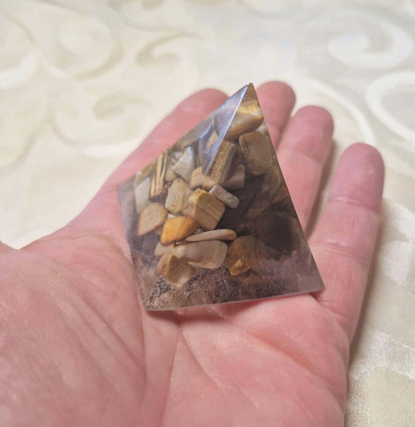​Kleine Pyramide mit versteinertem Holz