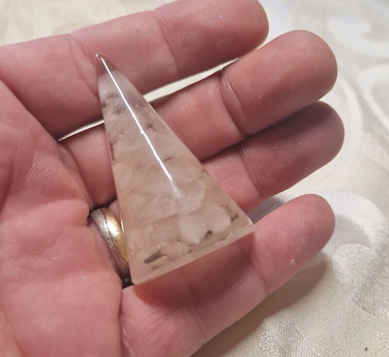 ​Kegel mit Rosenquarz - ca. 5,5 cm