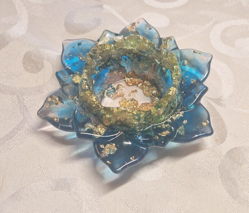Kerzenhalter - Lotusblume mit goldfarbenem Schlagmetall