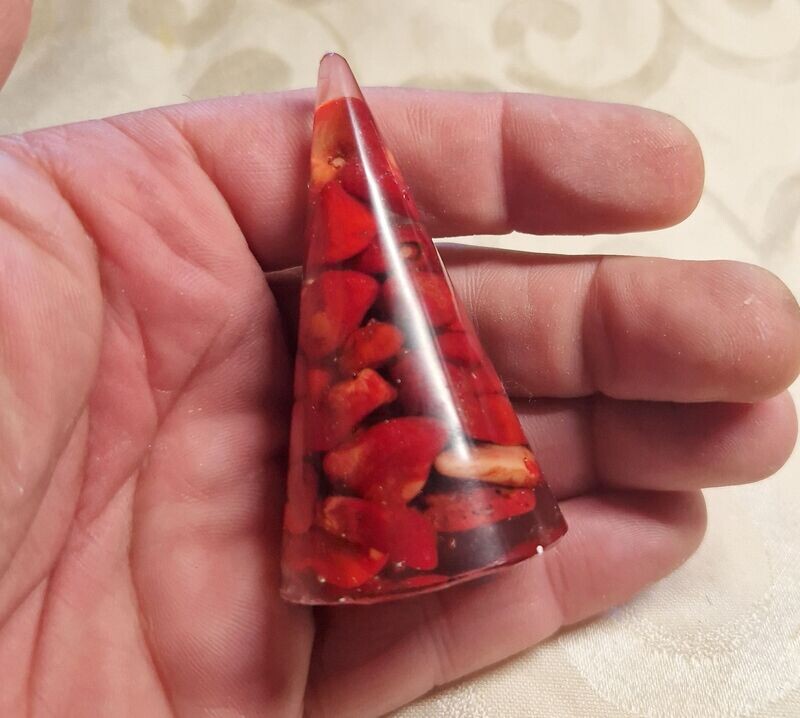 Kegel mit roter Koralle - ca. 6,5 cm