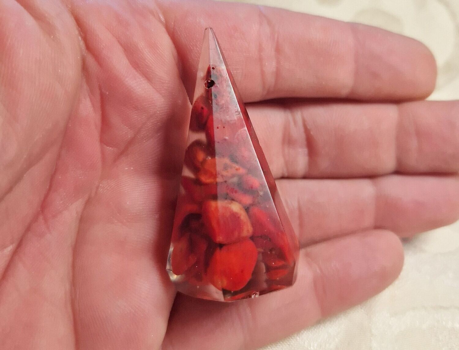 ​Kegel mit roter Koralle - ca. 5 cm