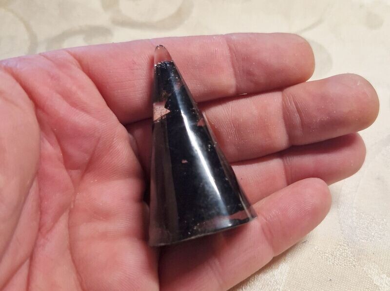 ​Kegel mit Turmalin - ca. 5,5 cm