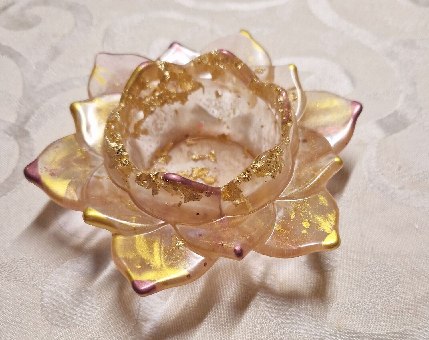 Kerzenhalter - Lotusblume mit goldfarbenem Schlagmetall