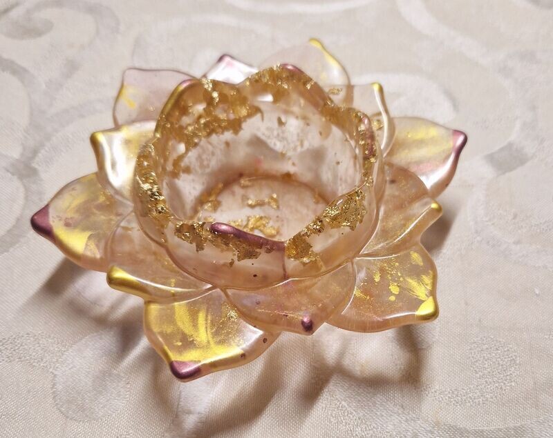 Kerzenhalter - Lotusblume mit goldfarbenem Schlagmetall