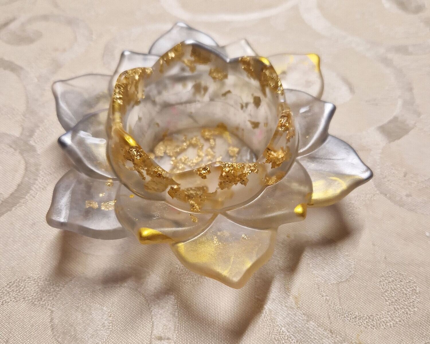 Kerzenhalter - Lotusblume mit goldfarbenem Schlagmetall