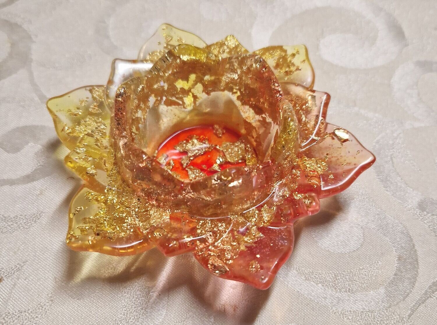 ​​Kerzenhalter - Lotusblume mit goldfarbenem Schlagmetall