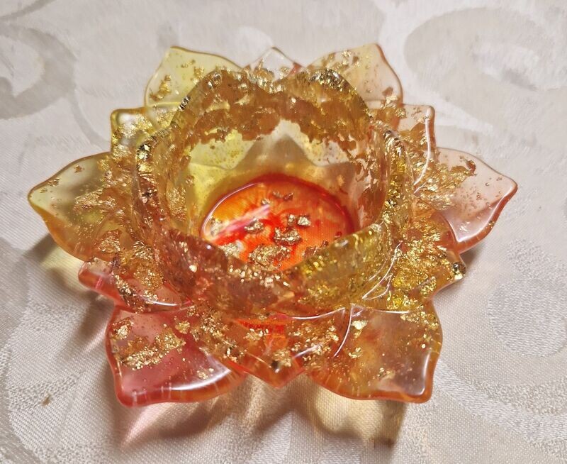 Kerzenhalter - Lotusblume mit goldfarbenem Schlagmetall