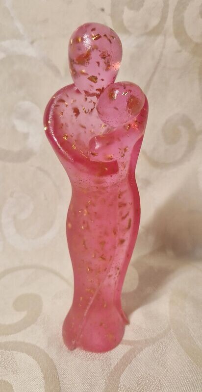 ​Mutter mit Baby in rosenrot mit goldfarbenem Schlagmetall