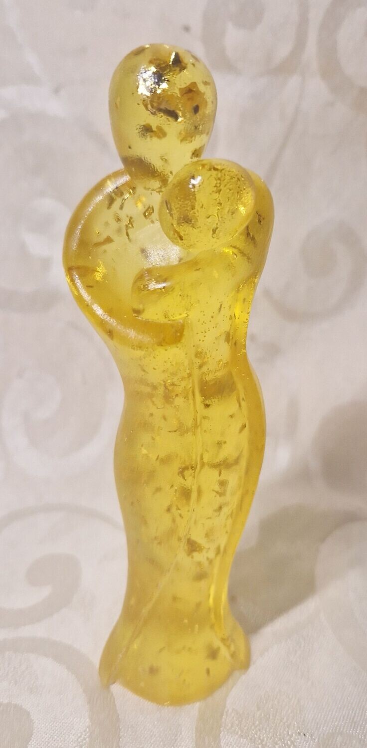 ​​​Mutter mit Baby in gelb mit goldfarbenem Schlagmetall