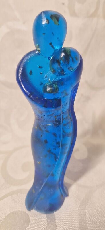 ​​Mutter mit Baby in blau mit goldfarbenem Schlagemtall