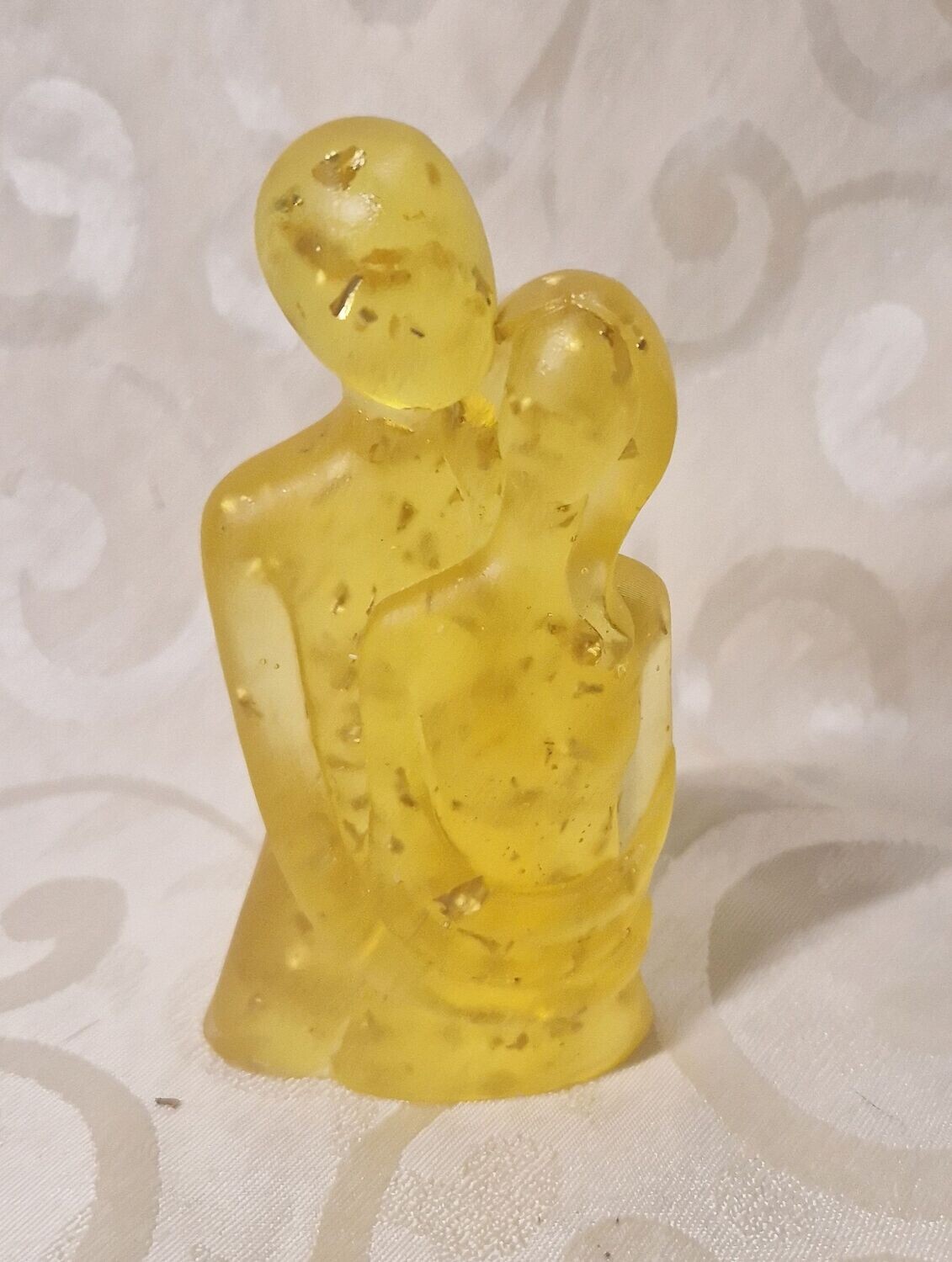​Liebespaar in gelb mit goldfarbenem Schlagmetall