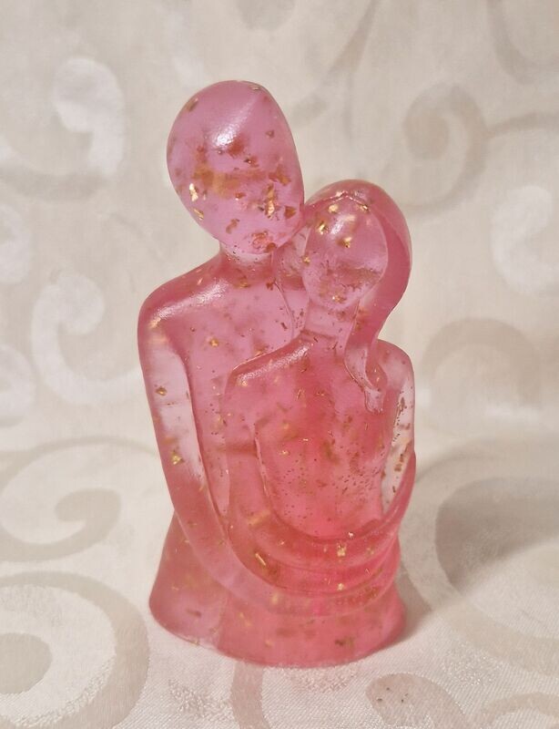 ​Liebespaar in rosenrot mit goldfarbenem Schlagmetall