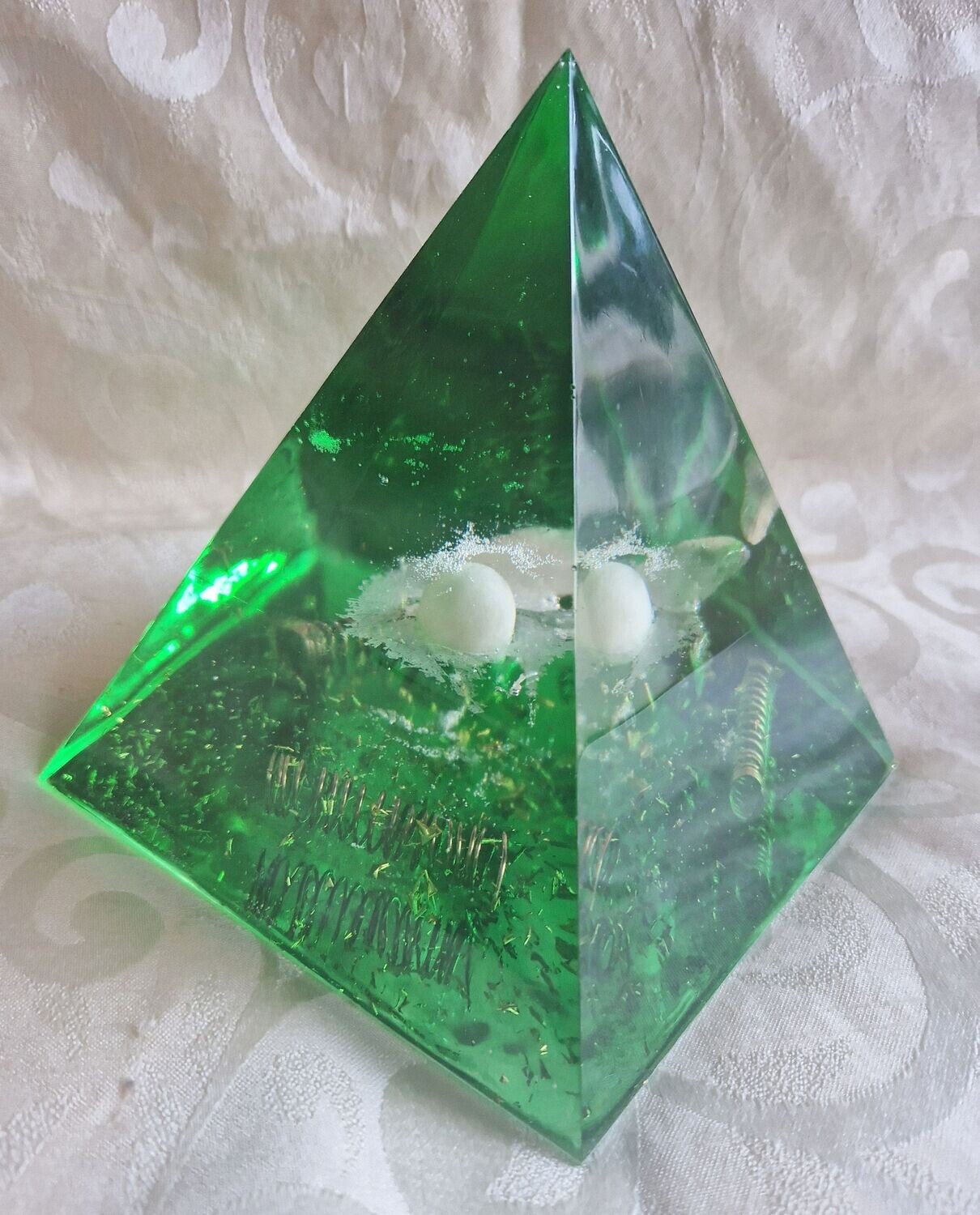 ​Orgonit Pyramide - Jade-Edelsteinkugel - mit goldfarbenem Schlagmetall - Kupfer- und Messingfedern.