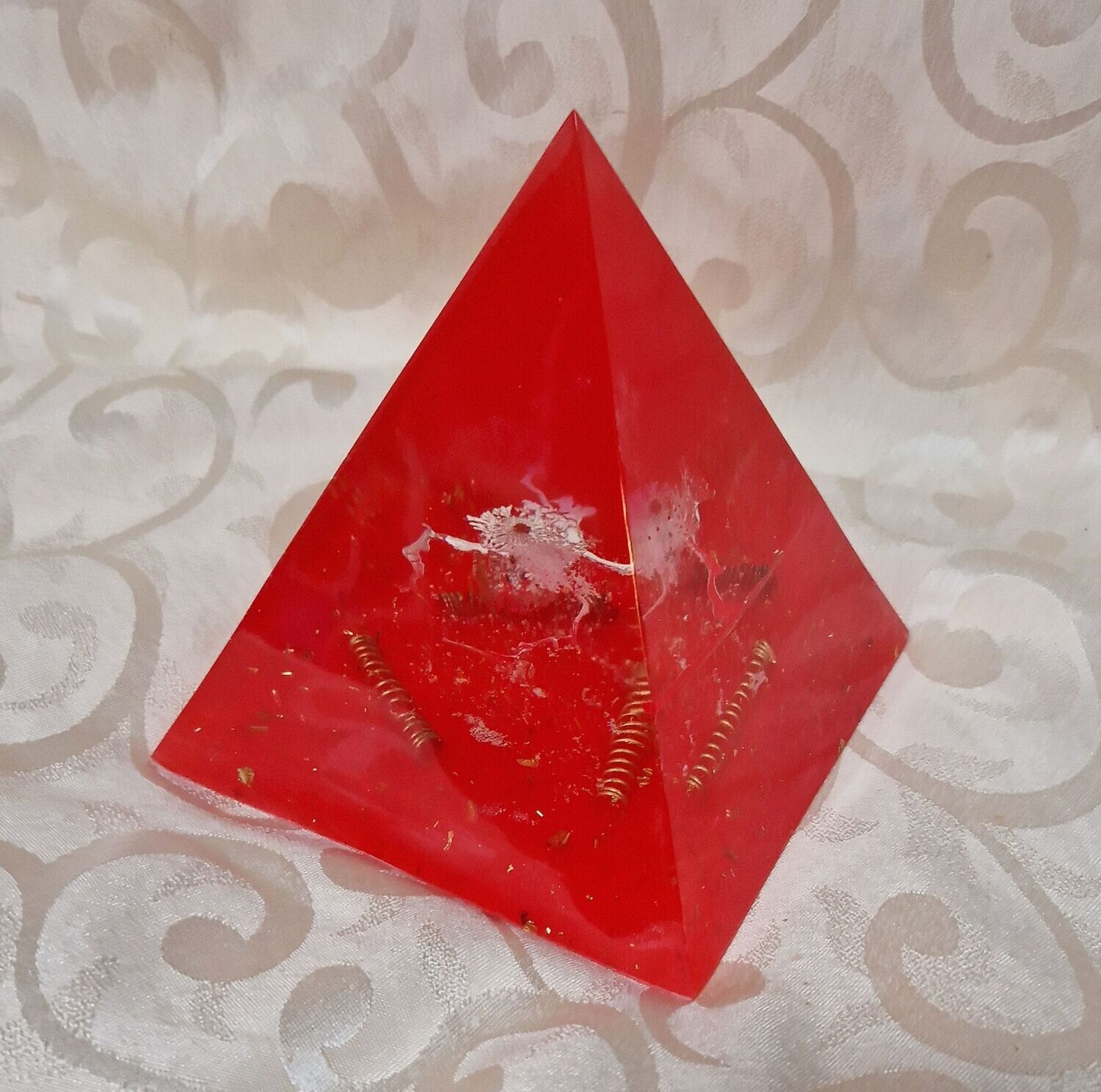 ​Orgonit Pyramide - Jaspis-Edelsteinkugel - mit goldfarbenem Schlagmetall - Kupfer- und Messingfedern.
