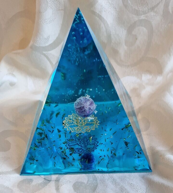 ​Orgonit Pyramide - Amethyst-Edelsteinkugel - mit goldfarbenem Schlagmetall-Baum des Lebens (aus Metall).