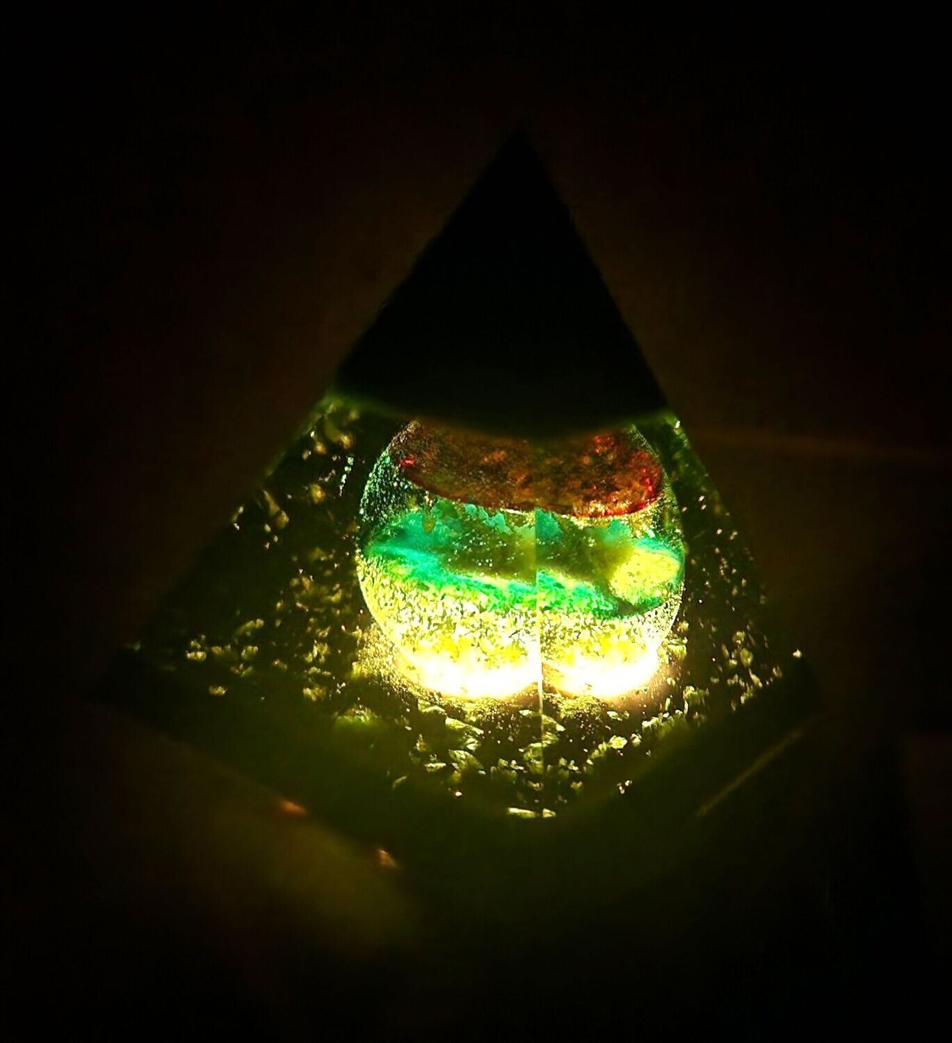 ​Orgonit Pyramide - mit bunter Harzkugel - mit goldfarbenem Schlagmetall