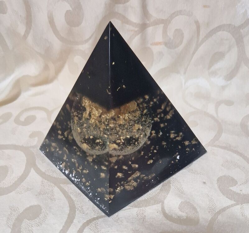 ​Orgonit Pyramide - mit Harzkugel - mit goldfarbenem Schlagmetall